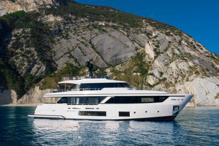 Luxury Yacht TWINS