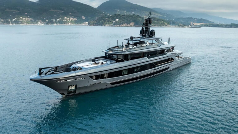 Motor Yacht AKULA