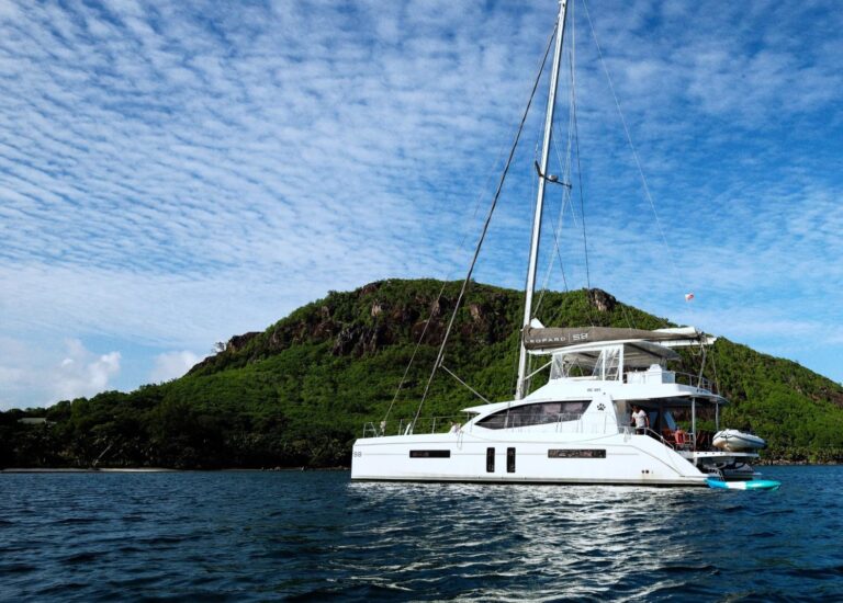 Superyacht BETWEEN