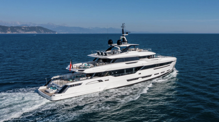 Superyacht LEE