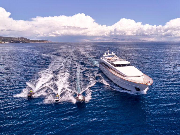 Superyacht MOBIUS