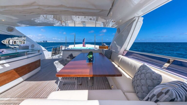 Superyacht NO CURFEW Sundeck