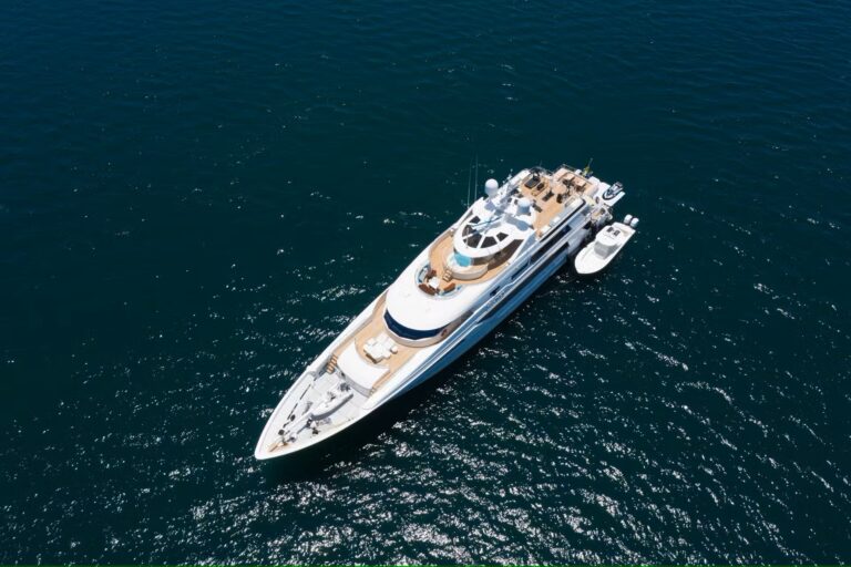 Superyacht VALINOR