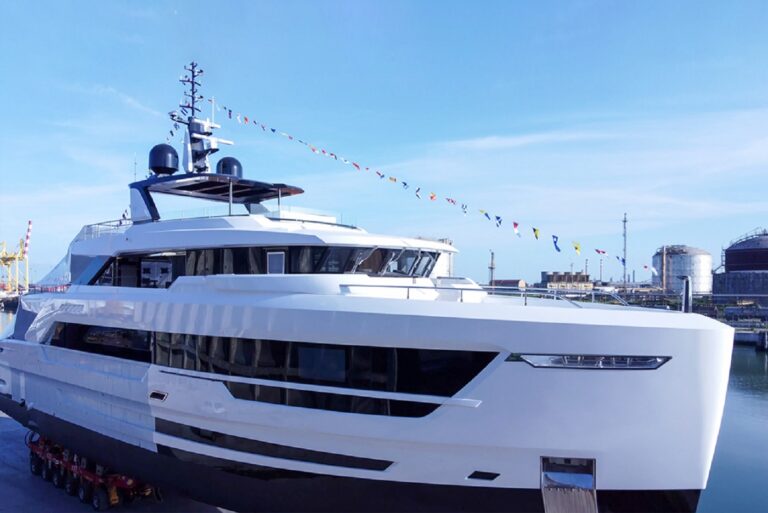 Superyacht VAYUS