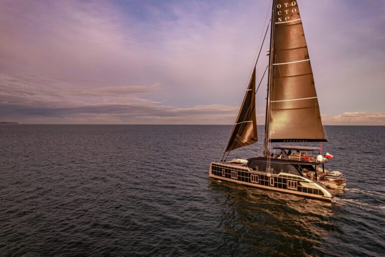 Luxury Yacht OTOCTONE