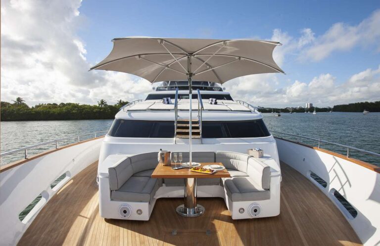 Motor Yacht DADDY Foredeck