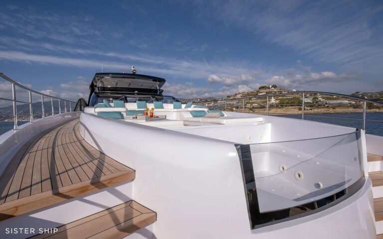 Motor Yacht LAFAYETTE - Foredeck Jacuzzi