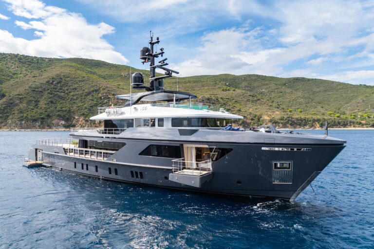 Motor Yacht 'M'