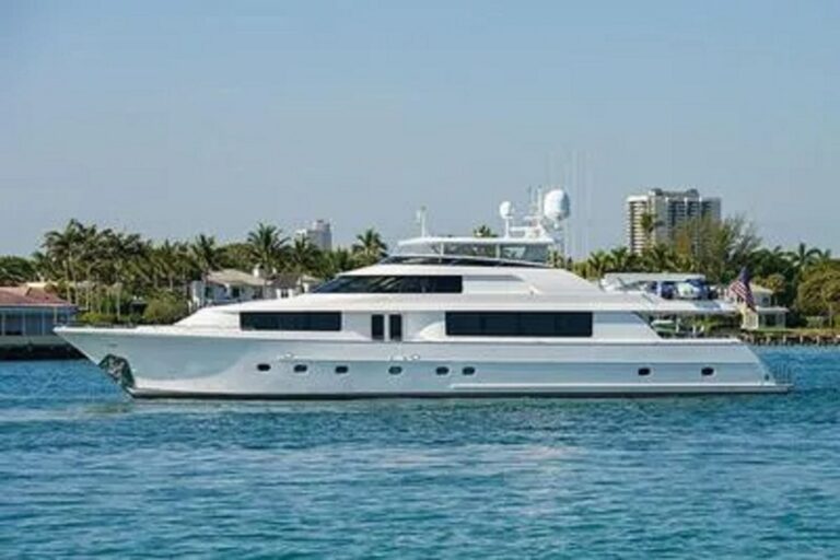 Motor Yacht UNWINED