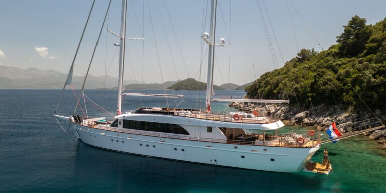Sailing Yacht LOVE STORY