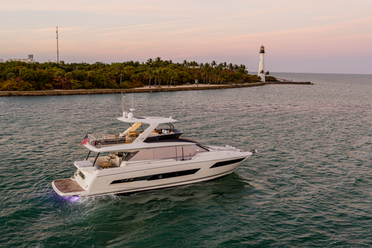 Super Yacht PRESTIGE 690