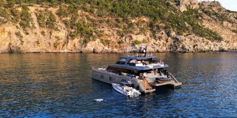 Superyacht AMITATU