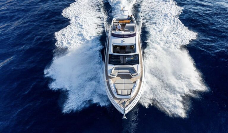Superyacht FAR & AWAY