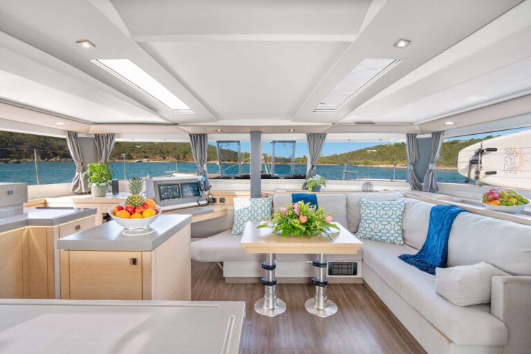 Superyacht LUNA BLISS Main Salon