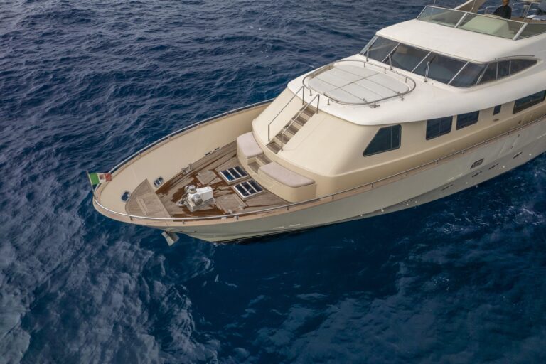 Superyacht NEWFIELD Bow