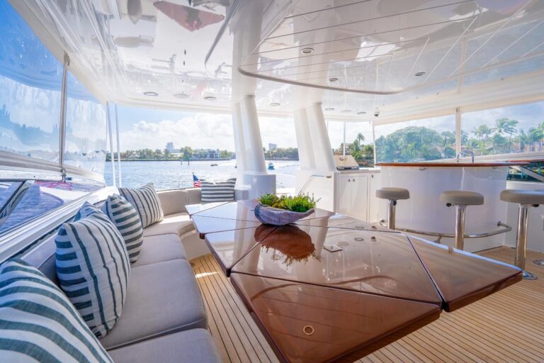 Superyacht SLEEPOVER Sundeck
