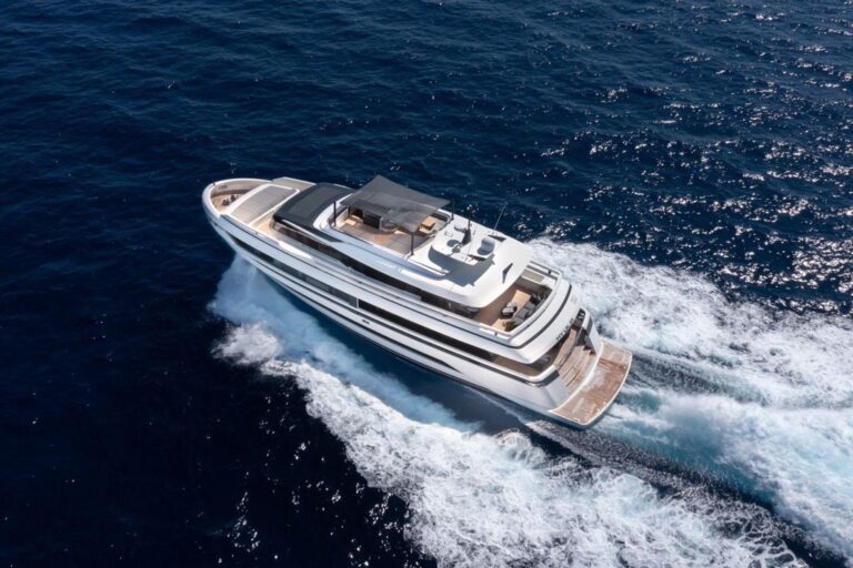 Superyacht UILIA