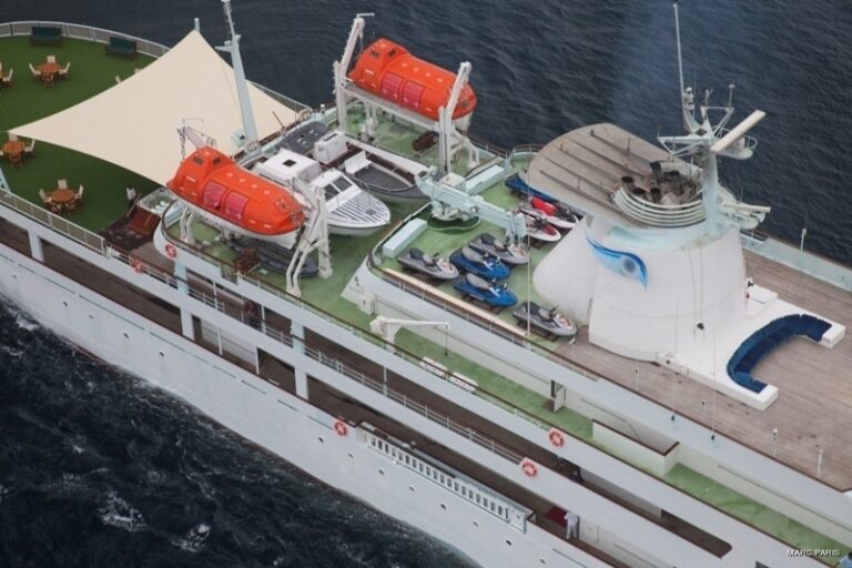 Above Aspect On Yacht LOALOAT AL BEHAR