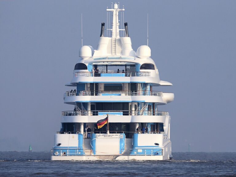 The 104m Yacht QUANTUM BLUE