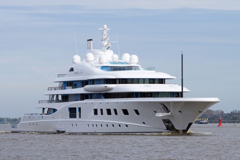 The 104m Yacht QUANTUM BLUE