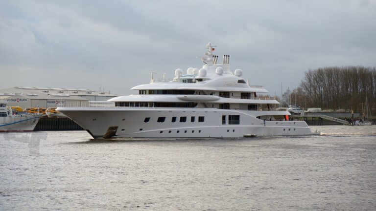 104m mega yacht QUANTUM BLUE arriving at Lurssen - Photo by DrDuu