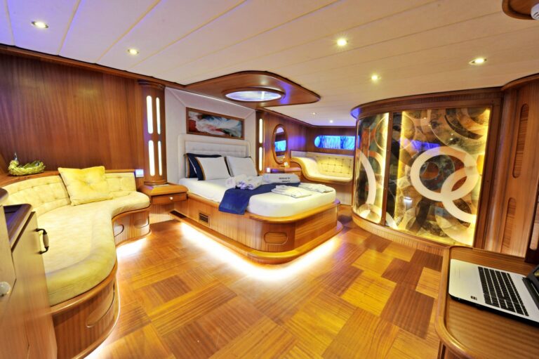 Forward master stateroom