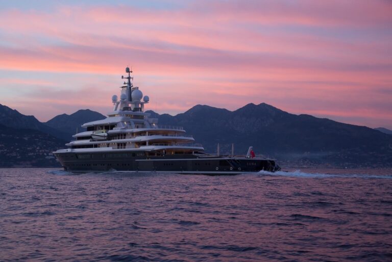 The 115m Yacht LUNA
