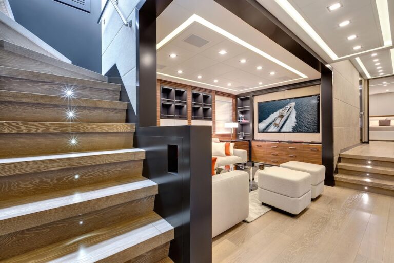 12 Mangusta 132 superyacht - Saloon