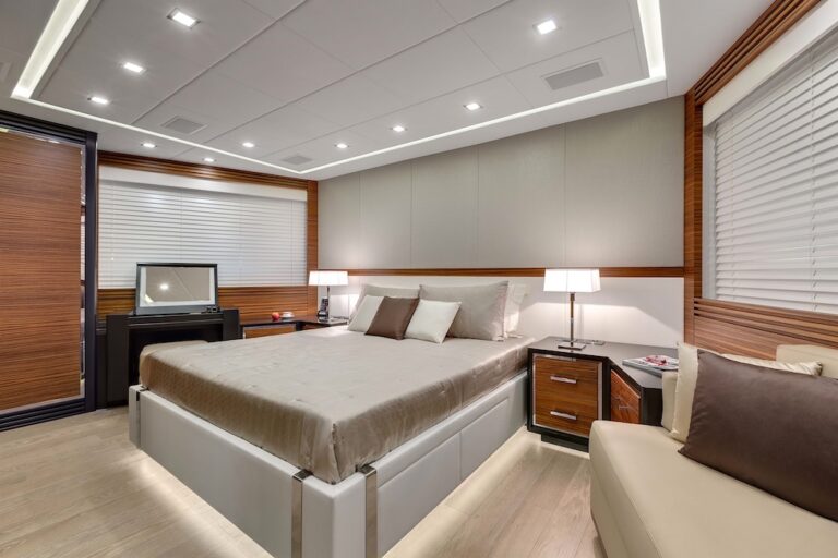13 Mangusta 132 Yacht - Accommodation