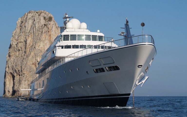The 138m Yacht RISING SUN