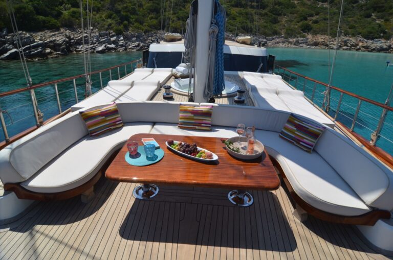 Foredeck with seating and dining