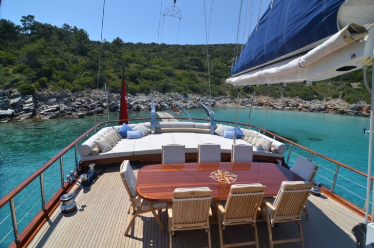 Aft deck dining