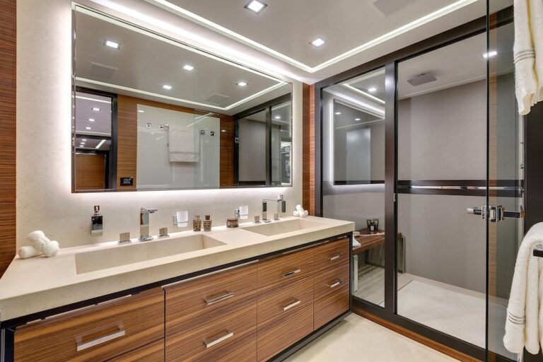 15 Motor Yacht Mangusta 132 Bathroom