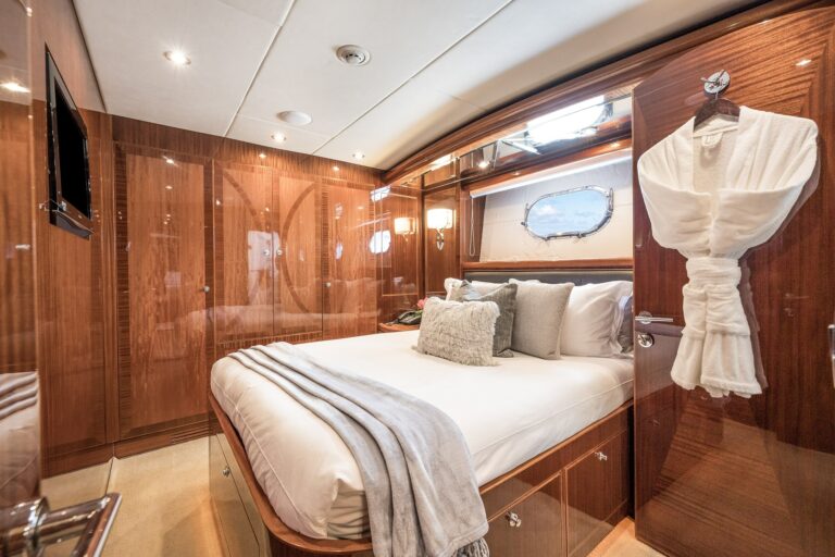 Queen cabin
