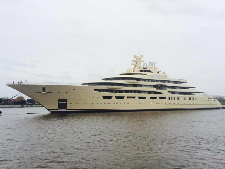 The 156m Yacht DILBAR