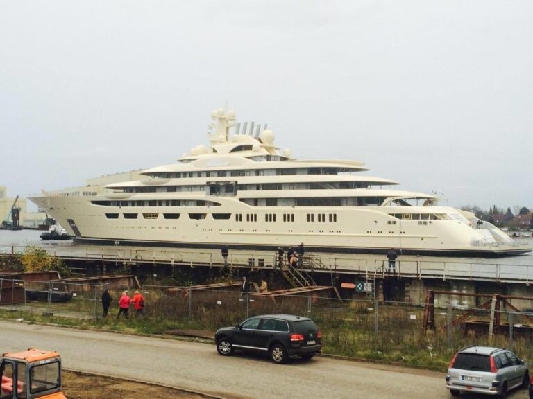 The 156m Yacht DILBAR
