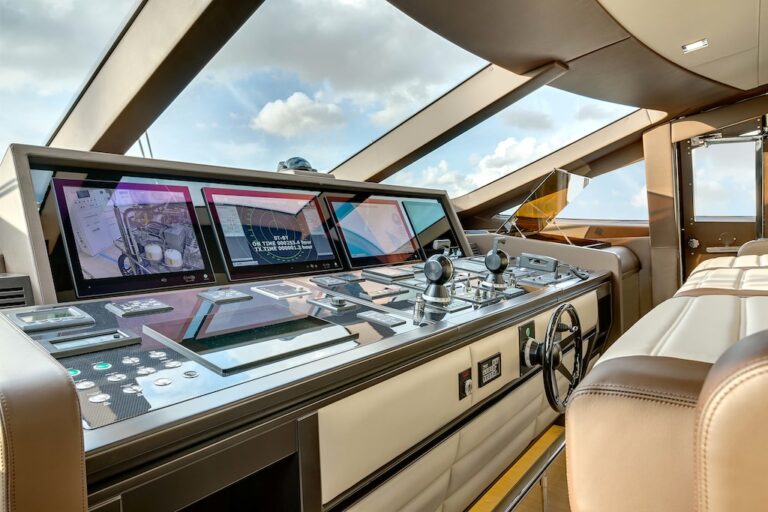 16 Mangusta 132 motoryacht