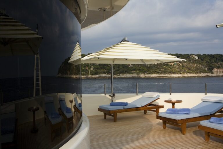 16 superyacht ROMANCE sundeck