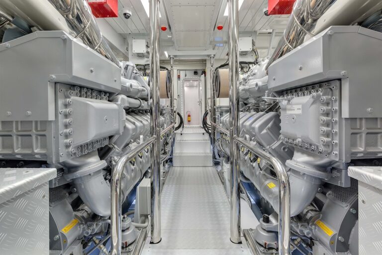 18 Mangusta 132 Yacht - Engine Room