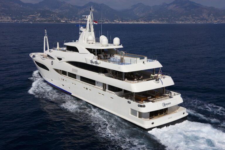 18 motor yacht ROMANCE running shot