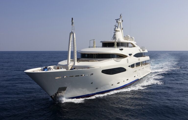 19 superyacht ROMANCE running shot