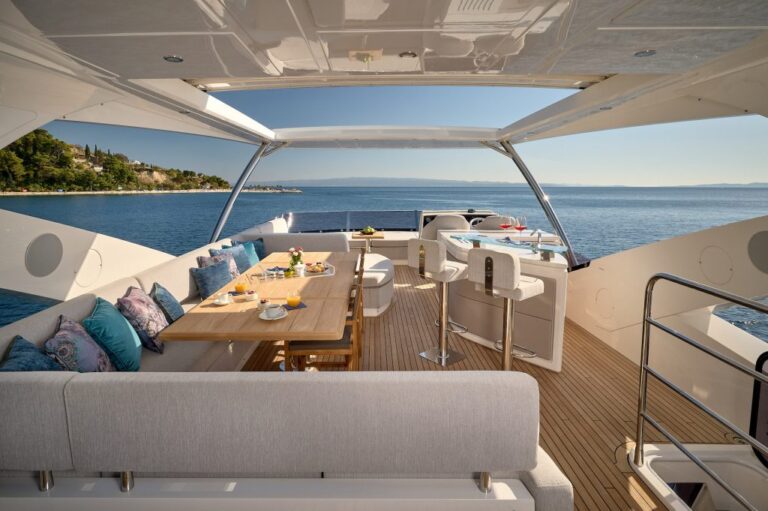 Flybridge dining and bar