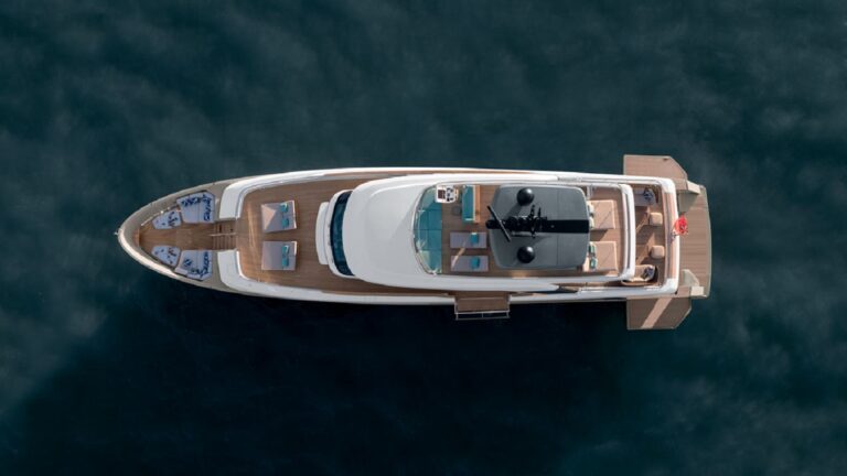 Spacious trideck design