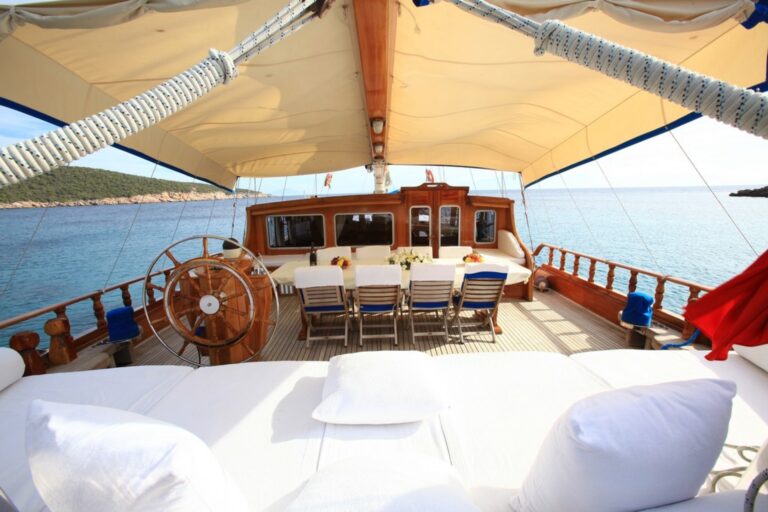 Aft deck dining