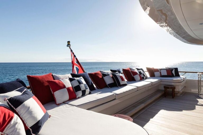 Bridge deck aft seating