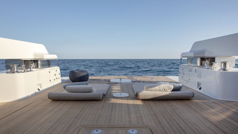 Chic expandable beach club