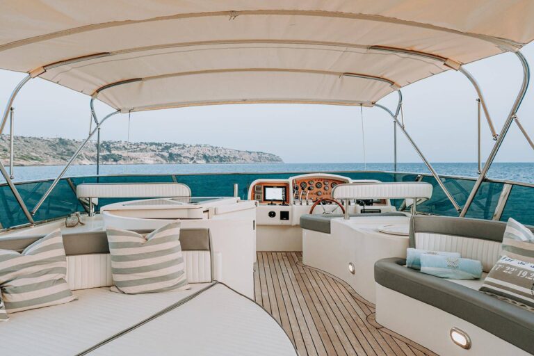 Expansive flybridge with retractable bimini