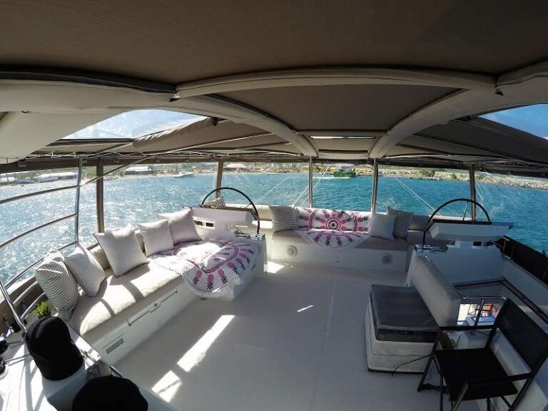 Flybridge and helm station