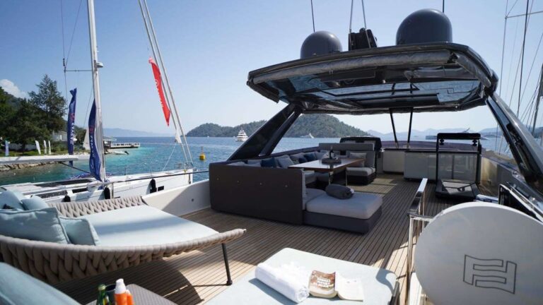 Flybridge sun deck