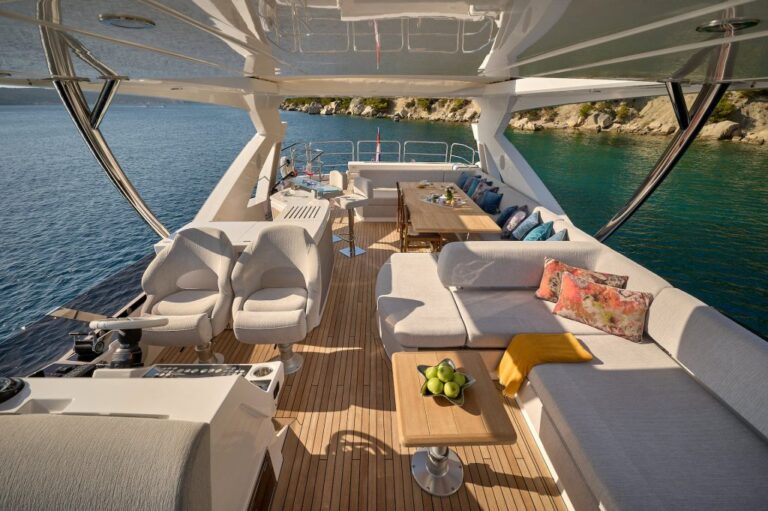 Flybridge with lounge and helm
